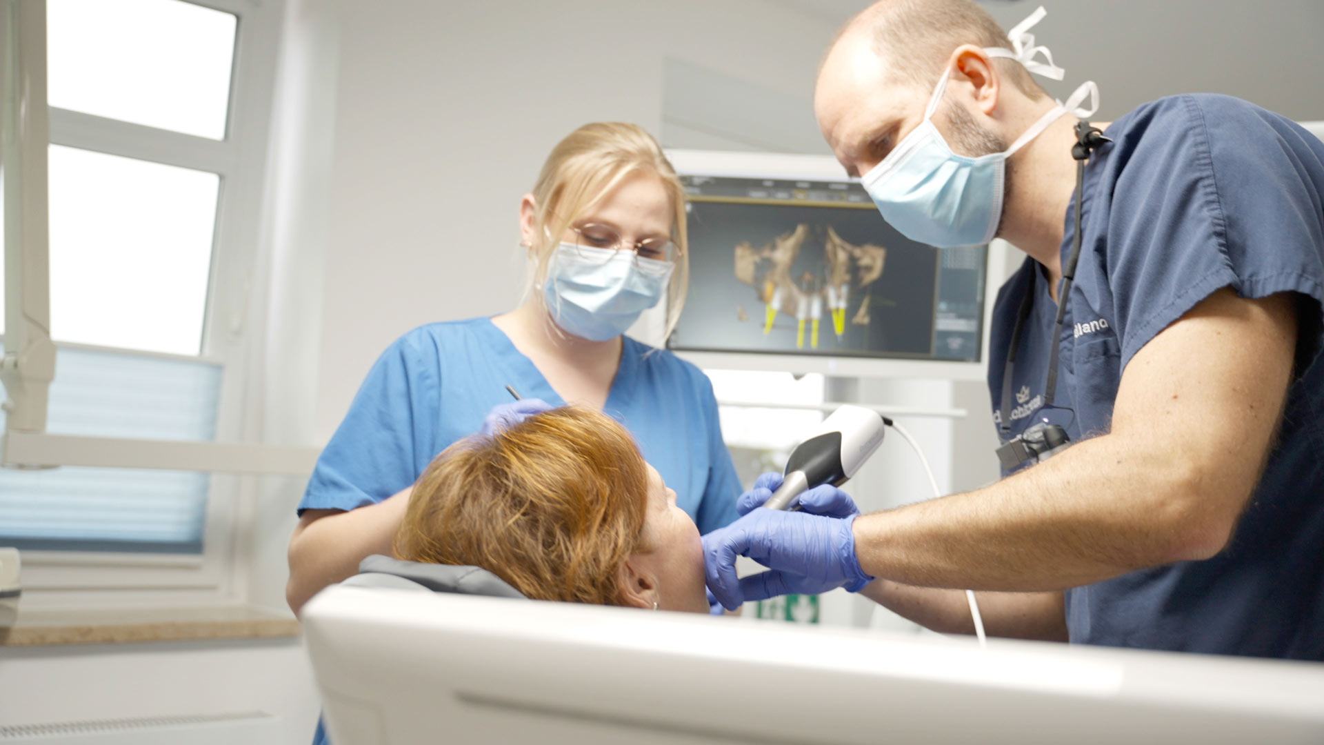 Zahnärztin und Zahnarzt konzentriert bei der Behandlung im Zahnzentrum Deichkrone