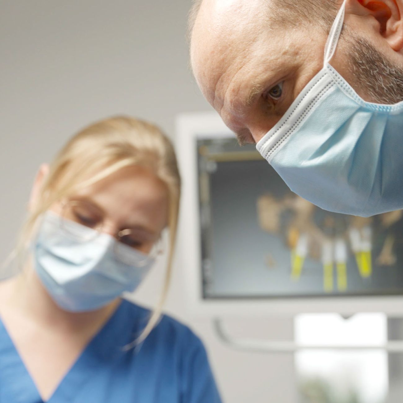 Zahnärztin und Zahnarzt konzentriert bei der Behandlung im Zahnzentrum Deichkrone