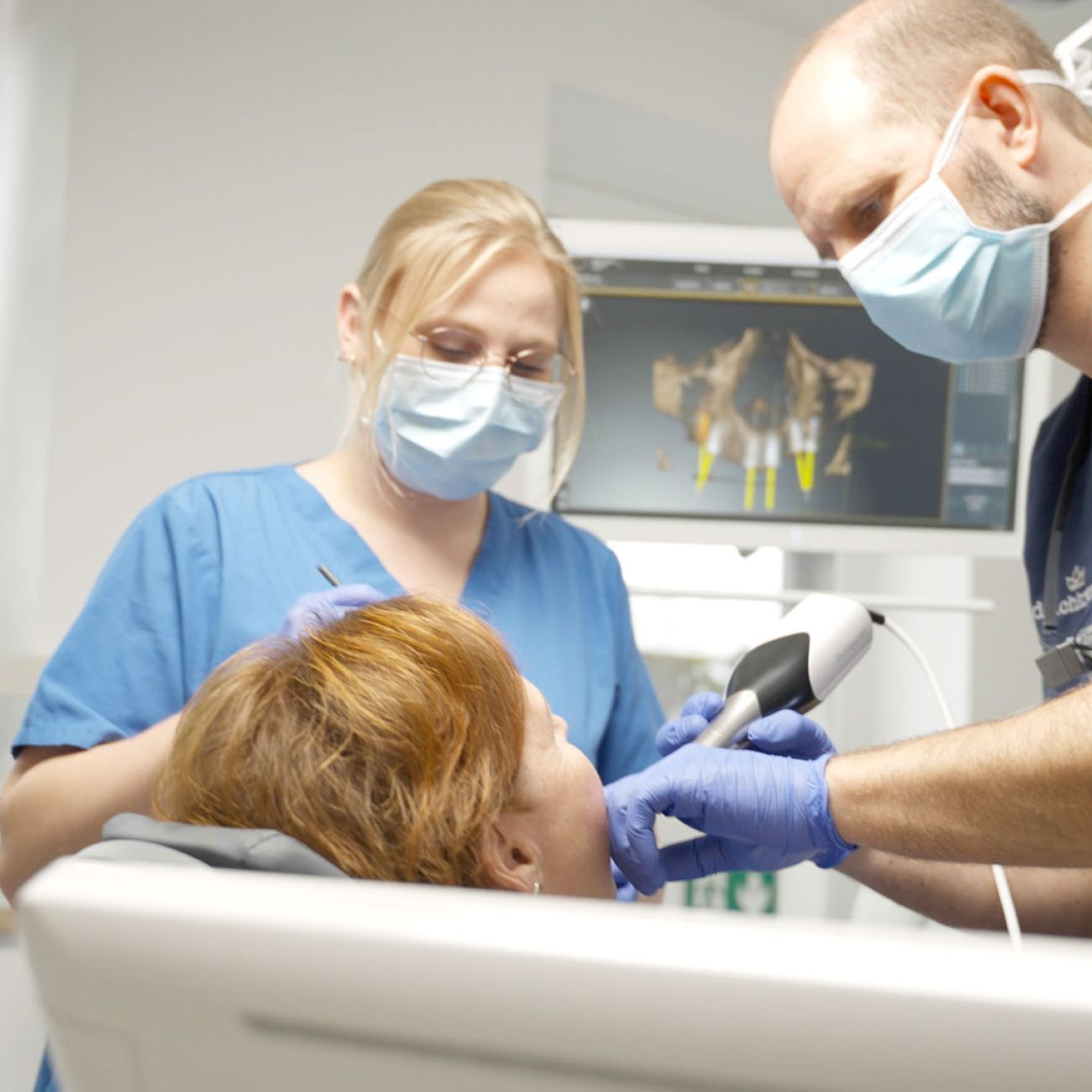 Zahnärztin und Zahnarzt behandeln Patientin gemeinsam im Team des Zahnzentrums Deichkrone